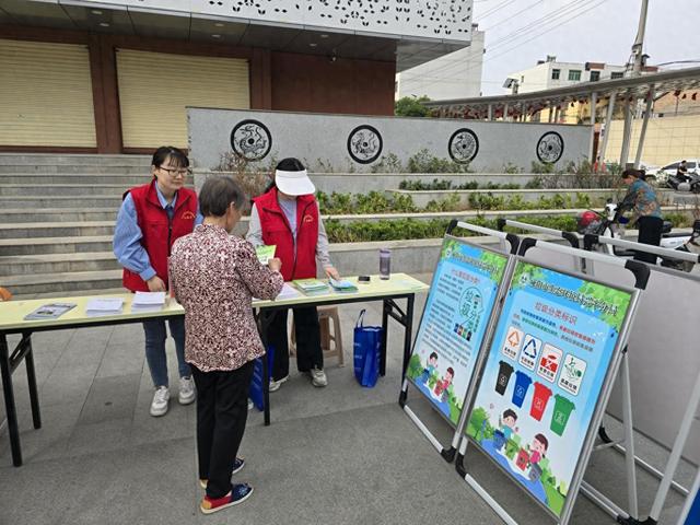 咸阳市生态环境局兴平分局开展2024年兴平市科技活动周宣传活动(图1)