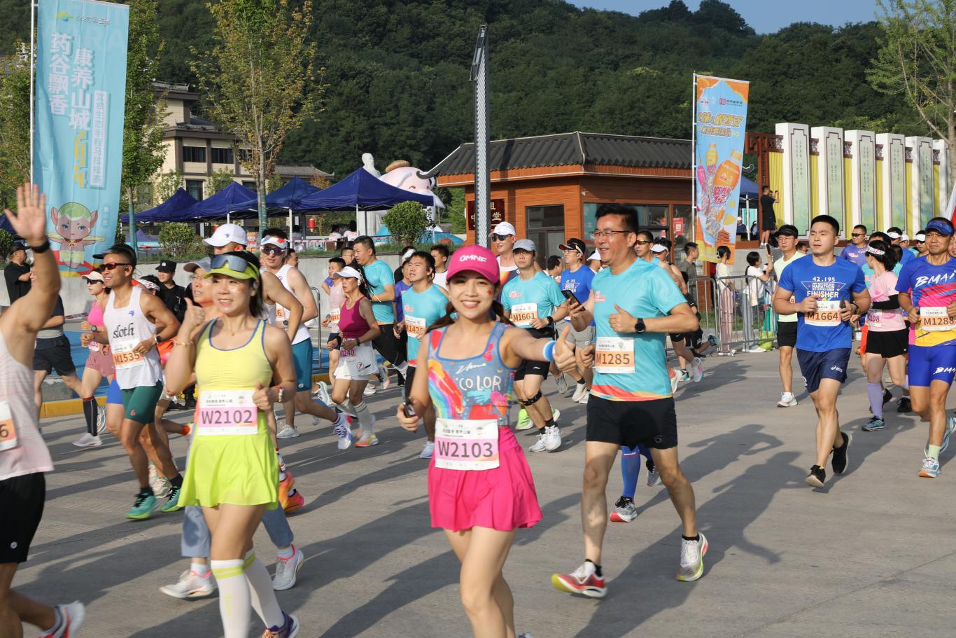 2024宜君“药谷飘香康养山城”生态半程马拉松赛火热开跑(图1)