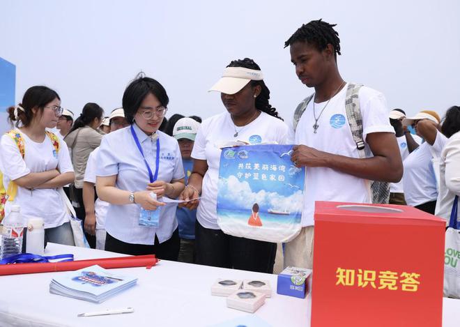 “中国环监苏001”“海巡31”船舶开放日：中外学子共探海洋环保科技跨文化交流筑牢“蓝色”友谊(图2)